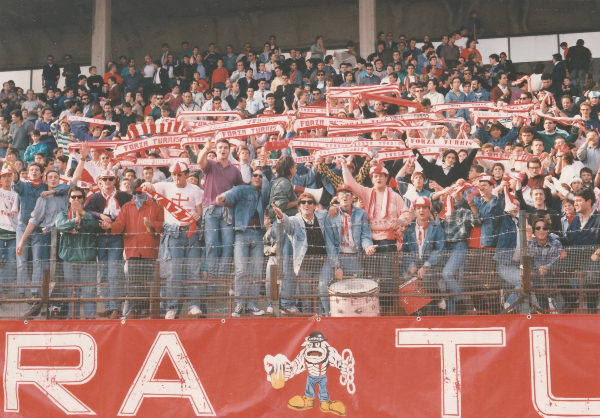 Tifosi storici della Turris con sciarpe